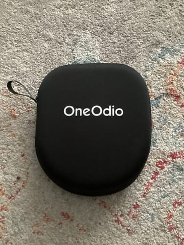 Oneodio skyddande transportfodral på en matta